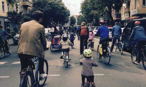 Die Kidical Mass rollt durch Neukölln