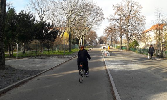 Radfahrerin auf der Fahrradstraße Weigandufer