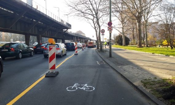 Pop-Up-Bikelanes am Halleschen Ufer ©Senuvk