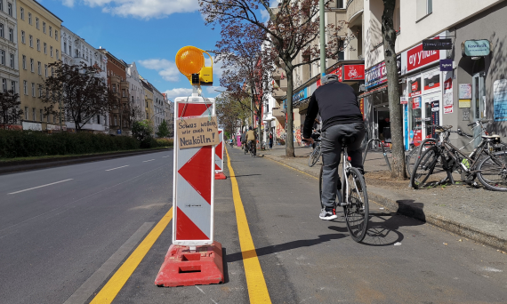 Popup-Radweg auf dem Kottbusser Damm in Berlin-Kreuzberg