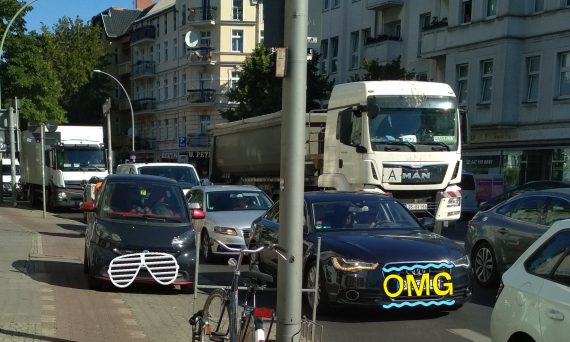 Dichter KFZ-Verkehr auf der Hermannstraße in Neukölln